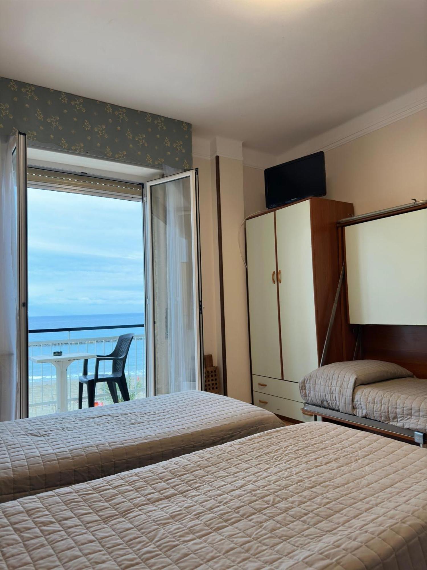 Hotel Svizzera Arma di Taggia Buitenkant foto