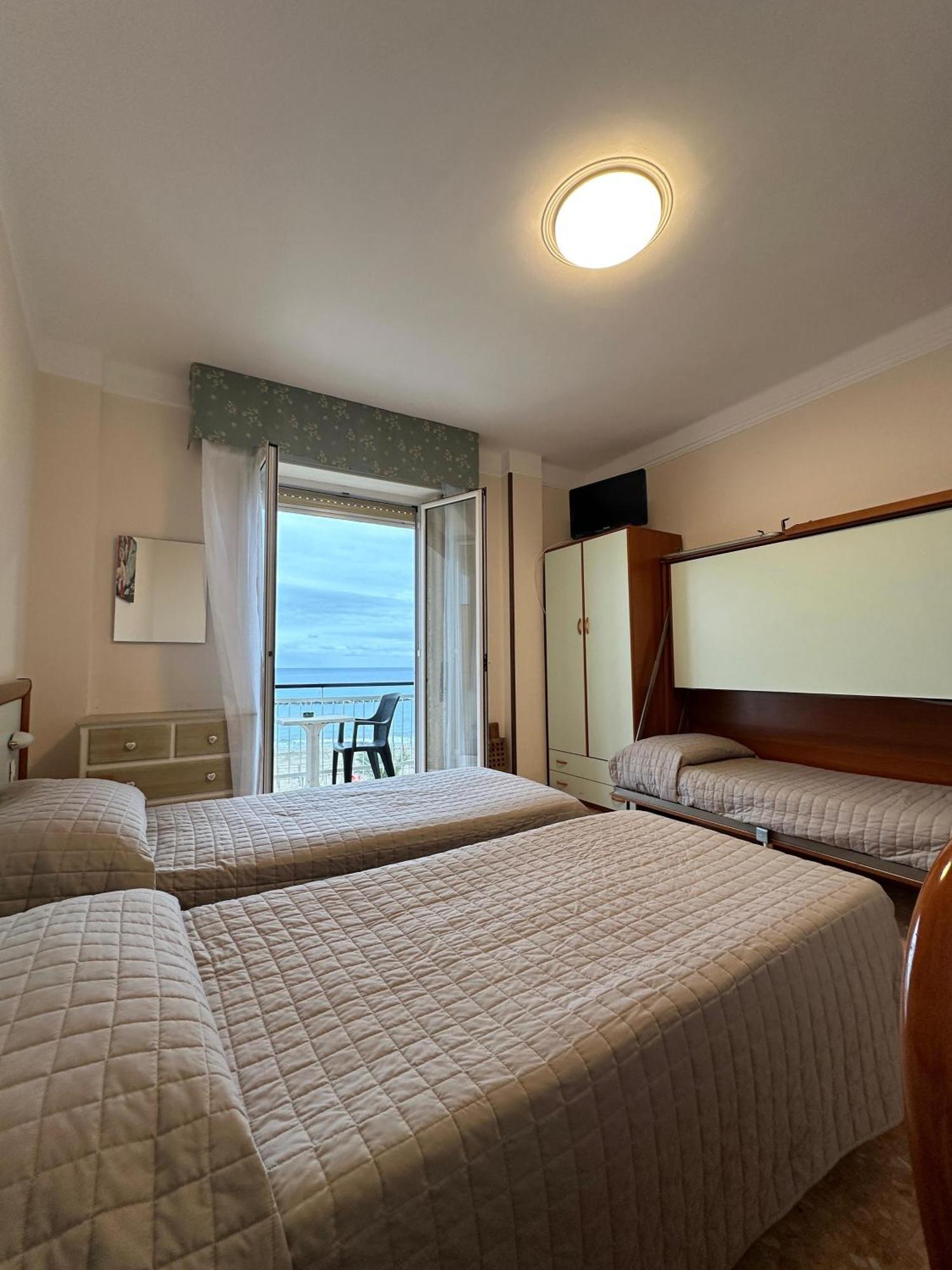 Hotel Svizzera Arma di Taggia Buitenkant foto